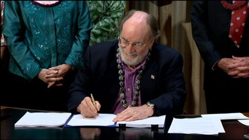 Governor Abercrombie signs Senate Bill 651