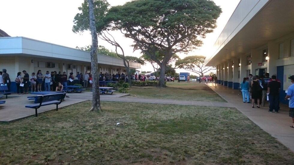 Voters wait in long lines to vote at Kamiloiki Elementary. (Image: Hawaii News Now)