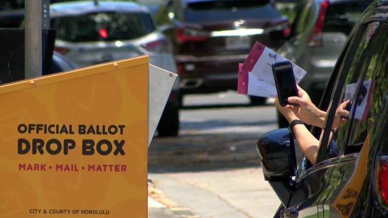 Last-minute voters headed to Honolulu Hale to cast their ballots in Hawaii's primary election.