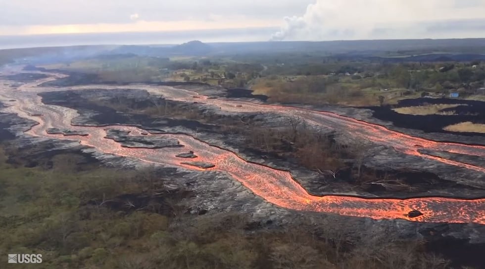 Rivers of lava flow from fissure no. 8 toward the sea off Kapoho. (Image: USGS)