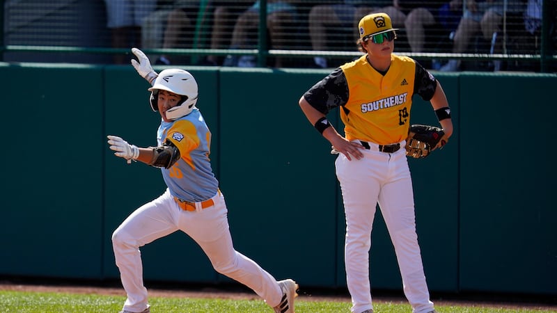 Honolulu's Cohen Sakamoto (16) rounds first past Nolensville, Tenn.'s Wright Martin (19) after...