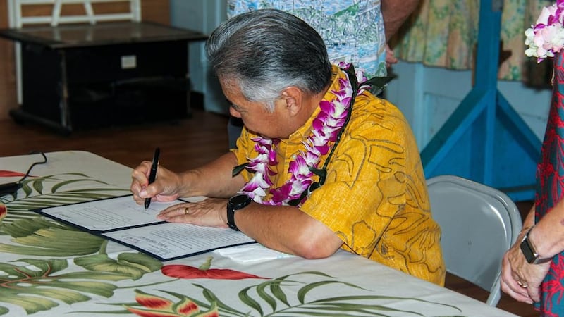 Gov. David Ige signed Senate Bill 2293 into law on Saturday. (Image: Office of Governor Ige)